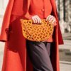 Accesorio de lujo sostenible impreso en 3D, creado con materiales reciclados y ecológicos. Diseño exclusivo que fusiona tecnología y elegancia.