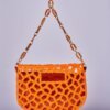Bolso con diseño 3D en accesorios veganos, creado con materiales sostenibles y reciclados. Estilo innovador y respetuoso con el medio ambiente.