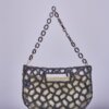 Bolso impreso en 3D que combina tecnología y sostenibilidad. Con materiales reciclados y diseño único en forma de media luna, es elegante y respetuoso con el medio ambiente.