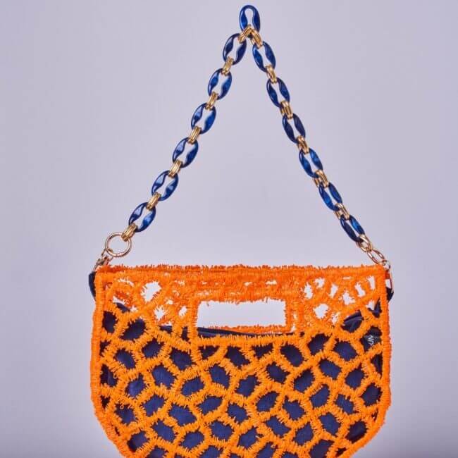 Bolso impreso en 3D con materiales sostenibles, combinando estilo y tecnología en un diseño único y ecológico.