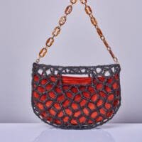 Bolso impreso en 3D con forma de media luna, que combina tecnología, artesanía y sostenibilidad. Elegante, versátil y diseñado para un estilo consciente.