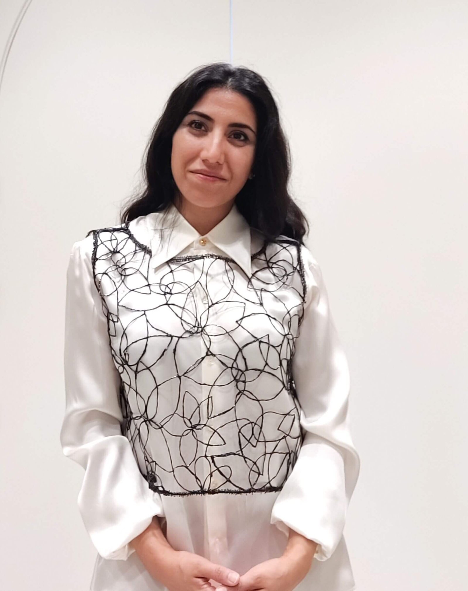 diseñadora de moda posa en su taller de madrid. directora creativa marca nodos y masum karimi