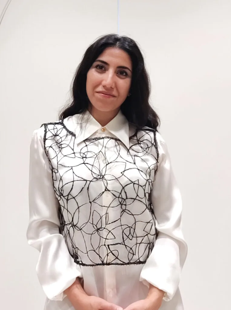 GELAREH H.KARIMI diseñadora de moda posa en su taller de madrid. directora creativa marca nodos y masum karimi