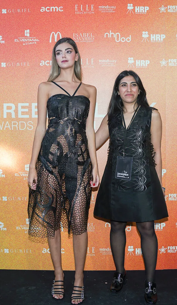 Gelareh y modelo Vestido 3D Hexaform Vestido 3D Hexaform en los Green Walk awards