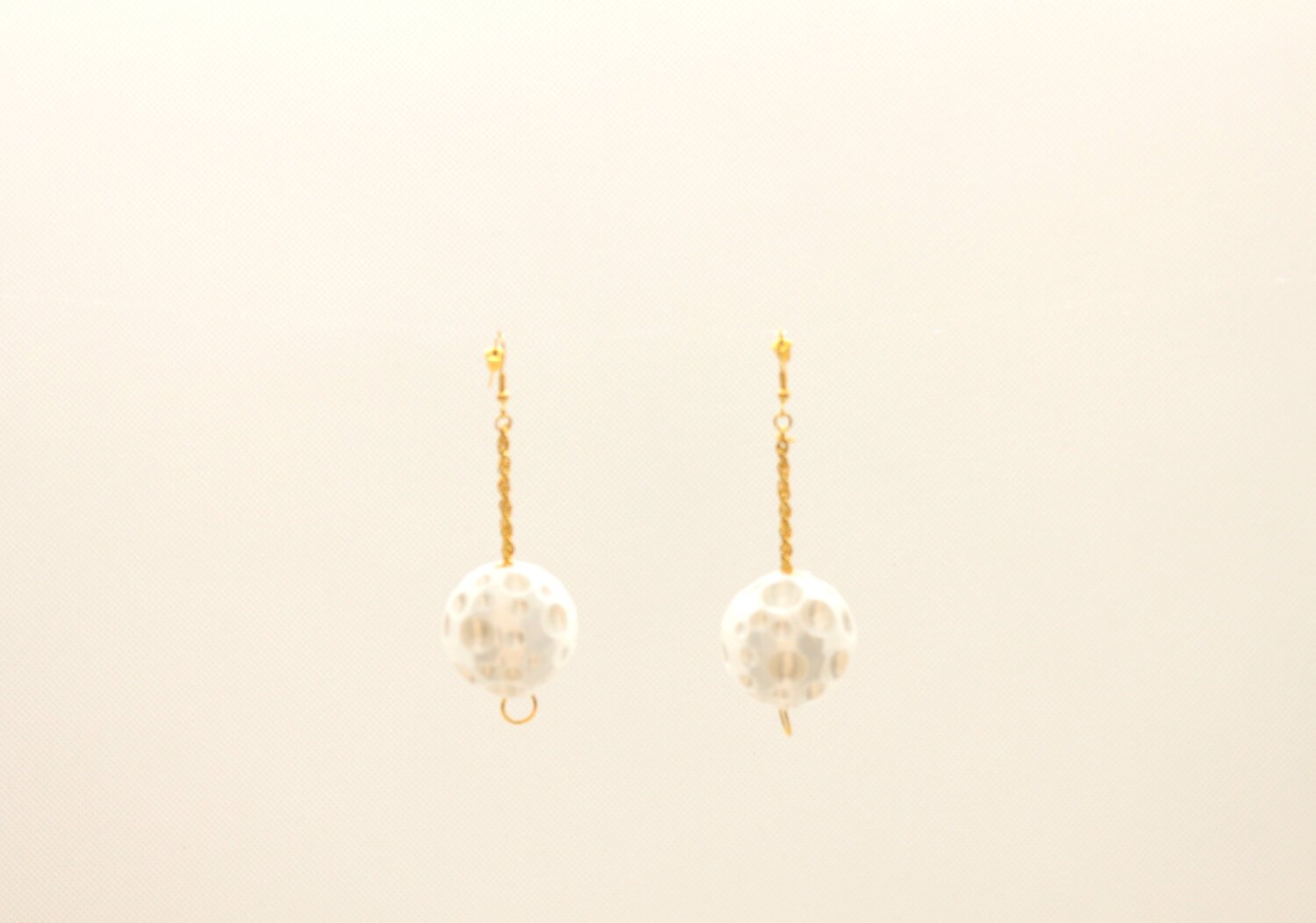 pendientes colgantes modelo luna blancos de nodosbyg