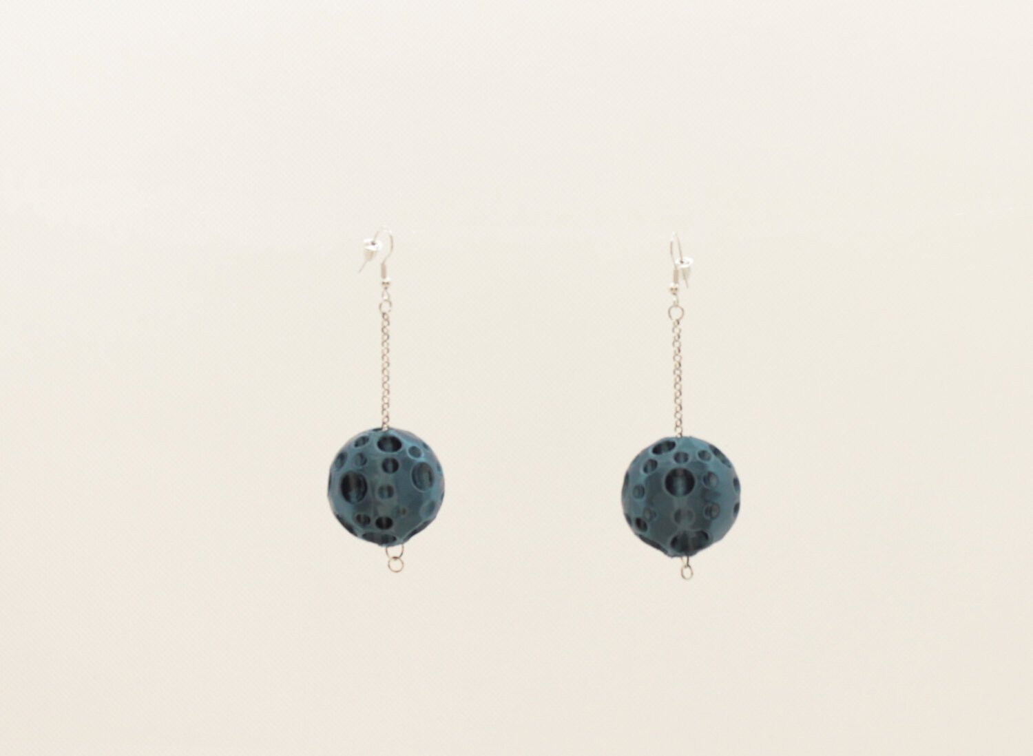 pendientes colgantes modelo luna cian de nodosbyg