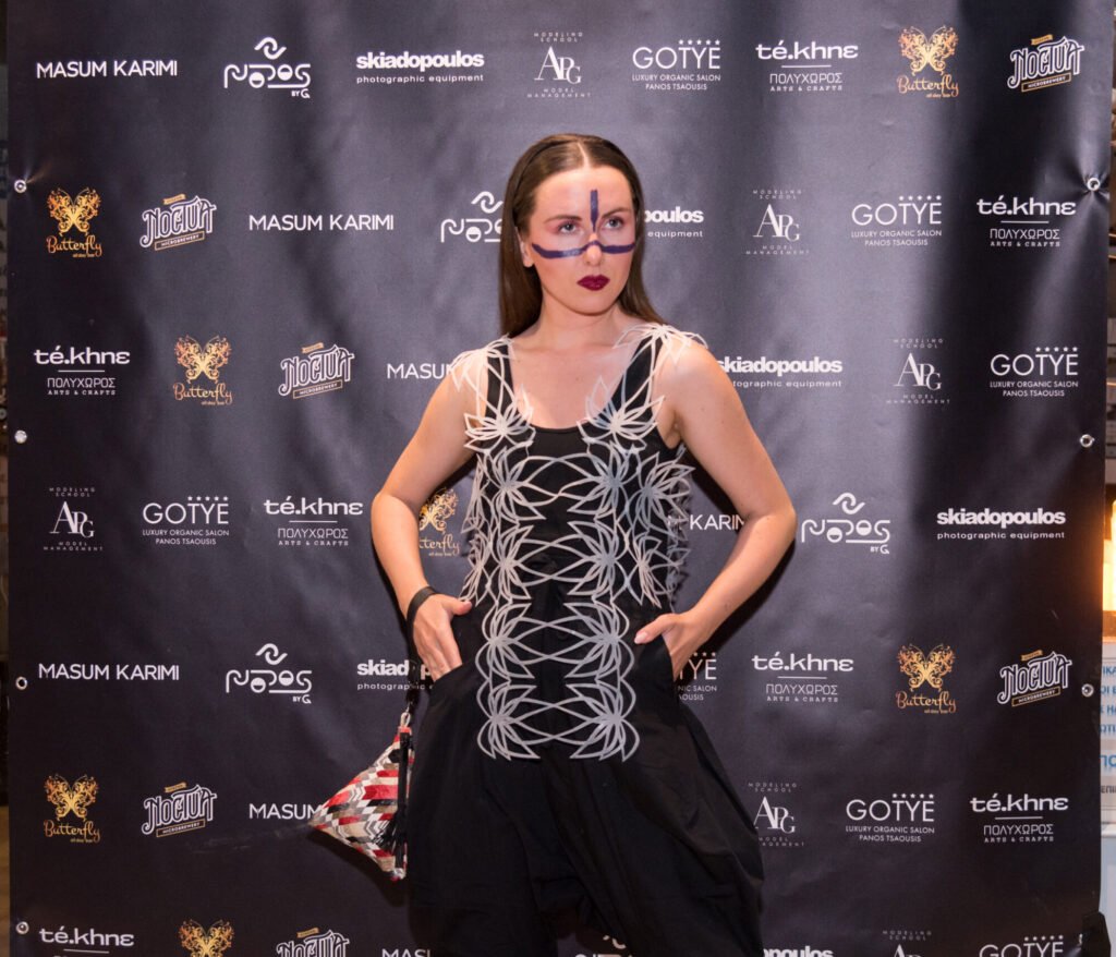 modelo posando en el photocall de street runway organizado por Nodos by G y tekhne arts crafts. con la colaboración de Masum Karimi, Gotye beauty salon, Noctua craft beer, Art podium gr y butterfly all day bar.