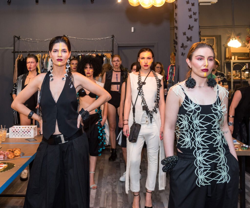 Modelos de art podium gr luciendo los chalecos 3D de nodos by g y la nueva colección de issi athens con los complementos de Nodos by G y Te.khne Arts Crafs.