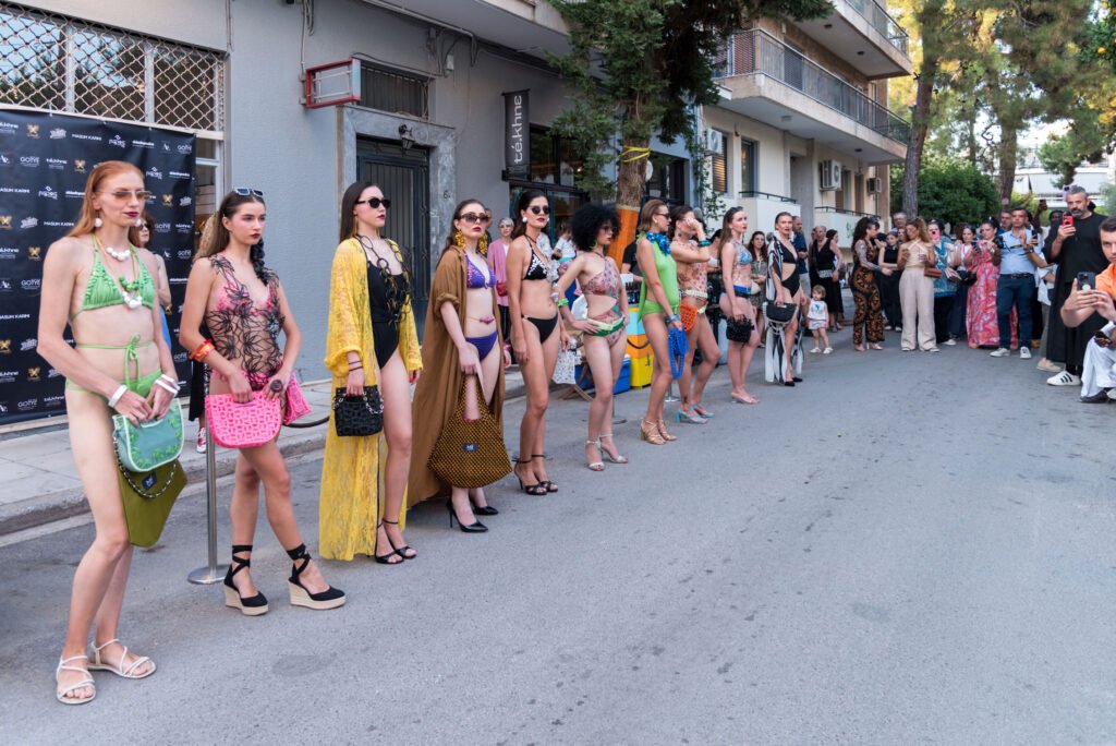 pase de modelos llevando ropa de baño hecho por Nodos by g y Masum Karimi. Con complementos de Nodos by g hecho en impresión 3D con biomateriales