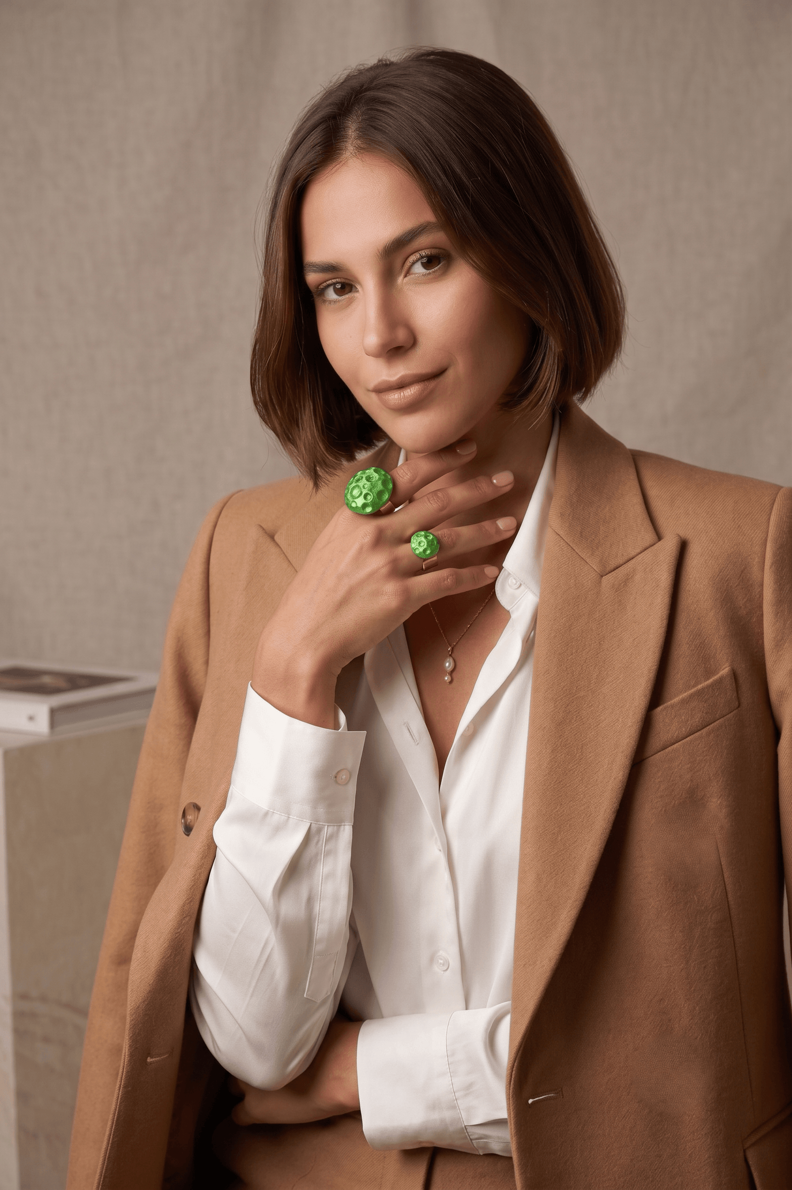 Anillo Emerald Orbit Half Moon verde - Imagen 2
